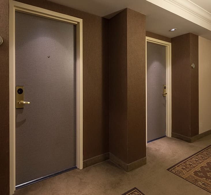 Установленная межкомнатная дверь 2